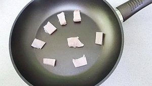 Яичница на сале с помидорами и колбасой
