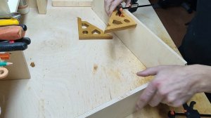 Угольник для сборки мебели