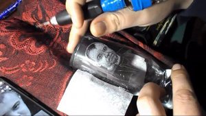 Ручная гравировка бормашиной портрета с текстом на стакане.