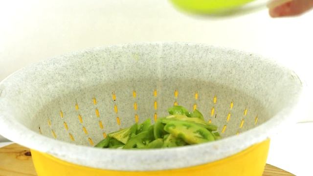 Салат из зелёных помидор по - корейски.