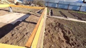 "Каркасник" своими руками. Доделываю обвязку фундамента из строенных досок. Нейлер в действии