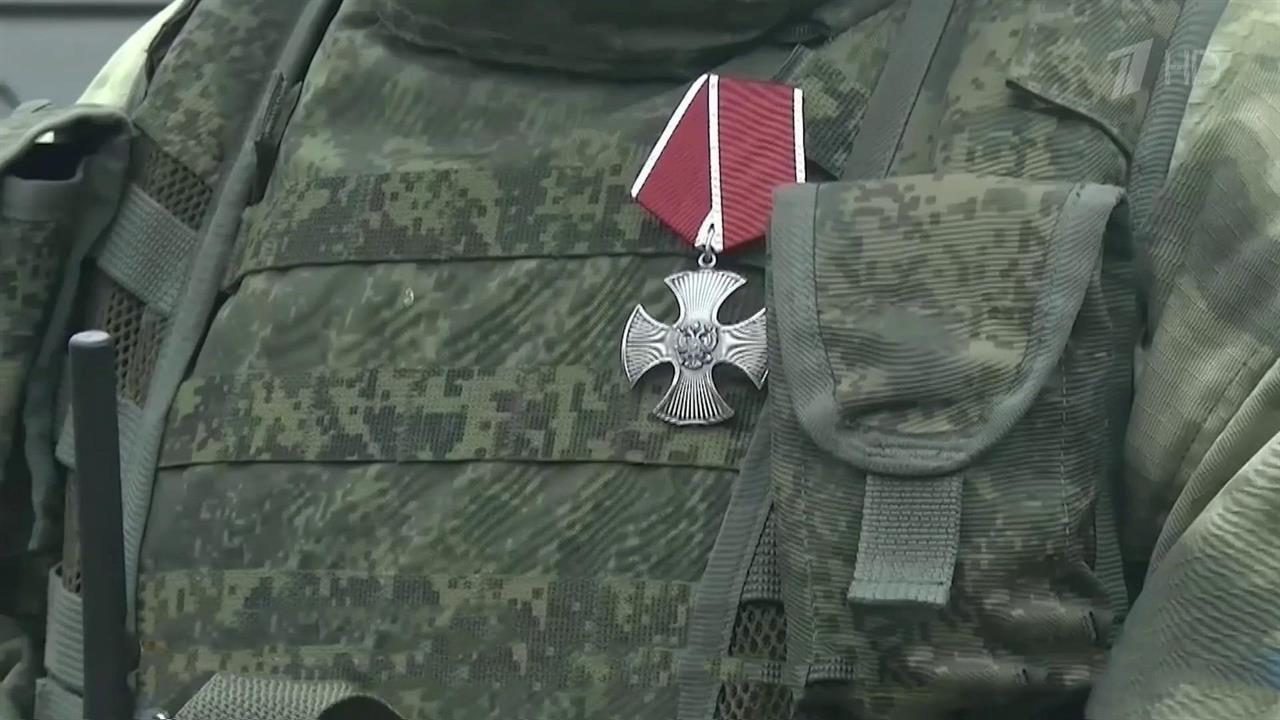 На передовой российским военным вручают заслуженные государственные награды