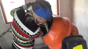 Правильный замес бетона. Блондинка и бетономешалка.