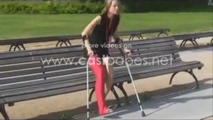 Девушка с ногой в розовом гипсе