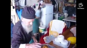 Афон,старец и послушник, песнопения.