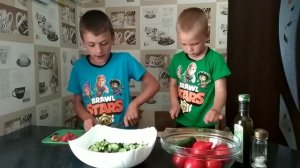 ДЕТИ ГОТОВЯТ САЛАТ простой рецепт.