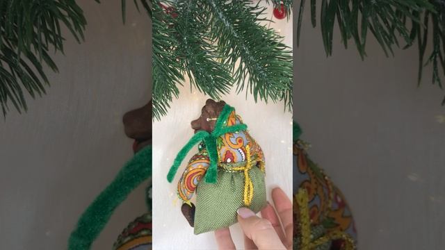 Арт. ТФ106  Новогодняя игрушка из фарфора и текстиля «Медведь с грибами»