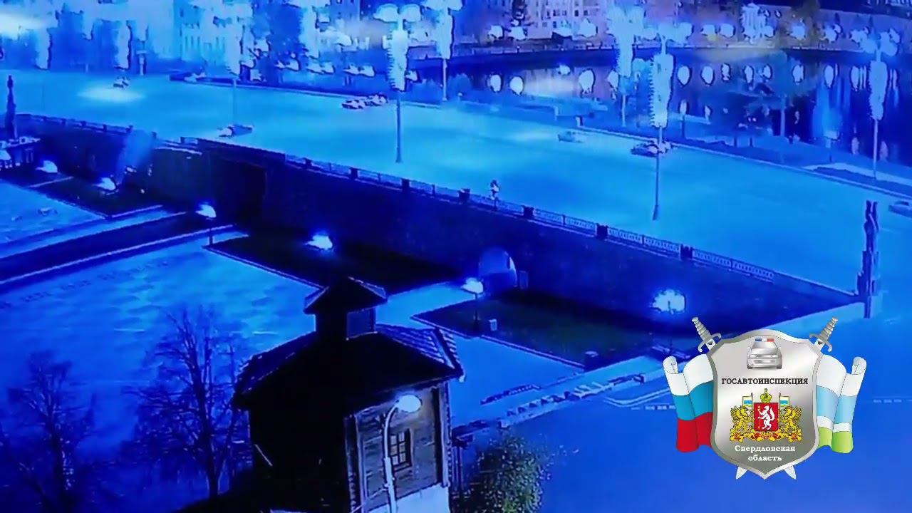 Момент падения Mercedes с моста на Плотинке в Екатеринбурге смотреть онлайн