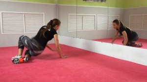 Скручивания из положения четвереньки.  Упражнения для дома от фитнес-студии SportFun