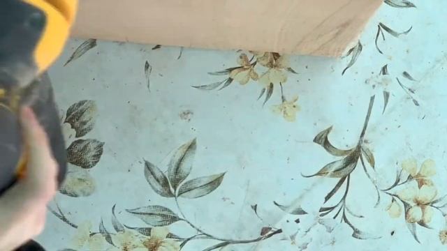 Ремонт винтажного табурета из массива бука. Бытовая реставрация. смотреть онлайн