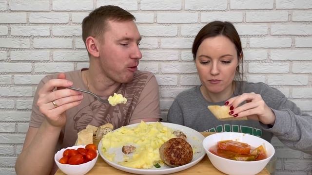 МУКБАНГ ДОМАШНИЕ КОТЛЕТЫ КАРТОФЕЛЬНОЕ ПЮРЕ ЧЕРРИ СОЛЕНЬЯ MUKBANG HOMEMADE CUTLETS MASHED POTATOES смотреть онлайн