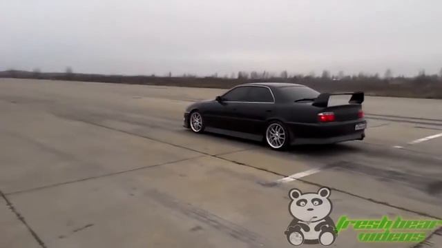 Toyota Chaser Tourer V разгон по прямой на взлетной площадке