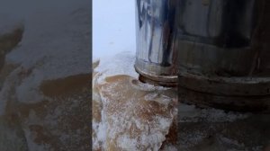 лёд возле трубы на крыше дома