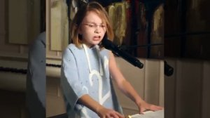 Девочка с потрясающим голосом, поет песню о боге.