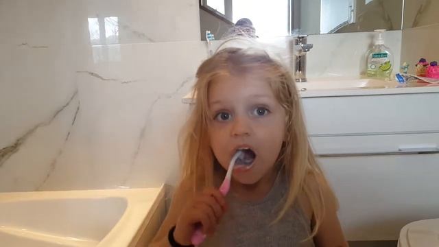 София чистит зубы. Сама! 23/09/17 смотреть онлайн