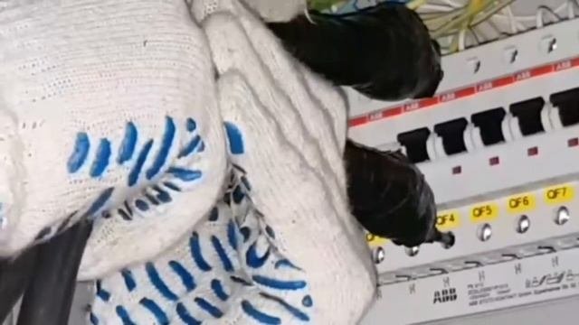 Прогрузка автоматических выключателей электролабораторией ООО 