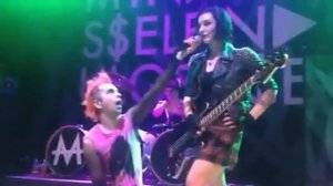 Jimmy Summons LynZ at a Mindless Self Indulgence Concert and the beginning of Golden I (Live)