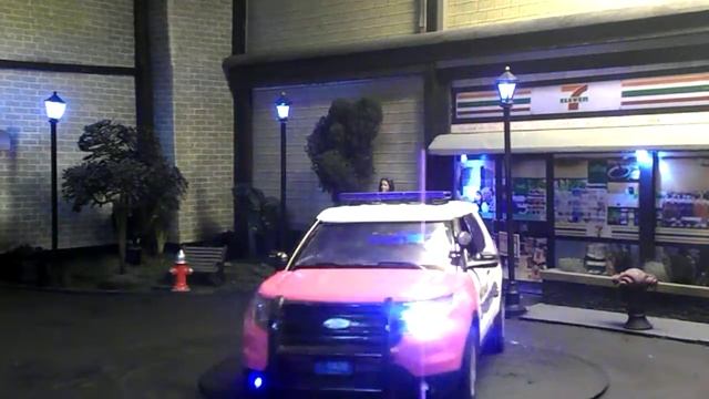 Wellesley MA Police breast cancer awareness 1/18 scale Ford Explorer with lights. смотреть онлайн