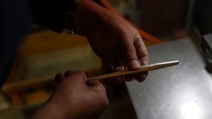 Процесс изготовления японской курительной трубки ручной работы 90-летним мастером.