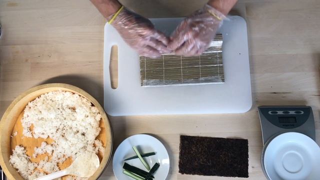 How to Make a Classic Kappa Maki Roll | Как сделать классический ролл с огурцом смотреть онлайн