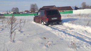 Нива 21213 в снегу