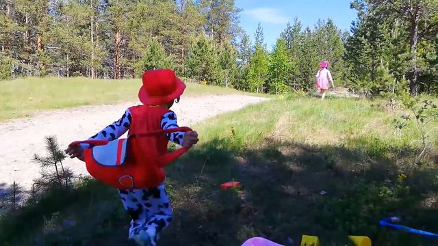 Щенячий патруль спасает малыша из пустыни - Реня выкопал огромную яму - Paw Patrol смотреть онлайн