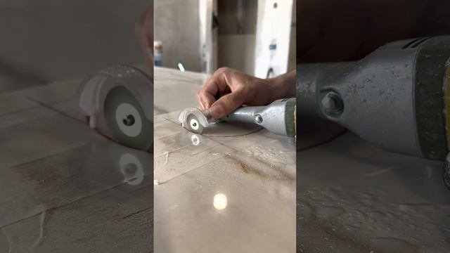 Монтаж крупноформатной плитки с центральным вырезом под смеситель #tile крупноформатнаяплитка