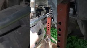 Откручиваю гайку шкива коленвала Вольво на двигателе B5254