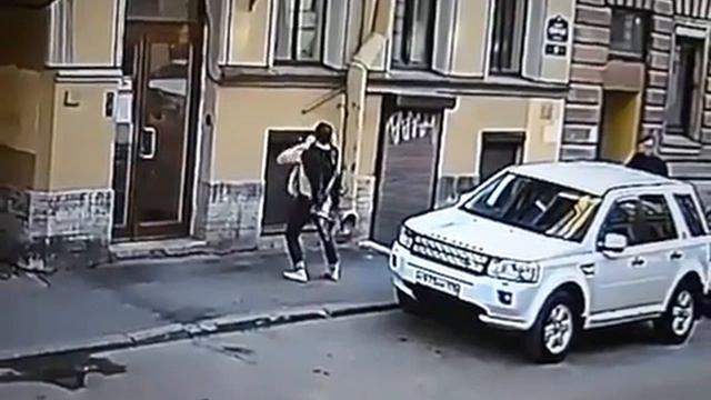 Падения двухлетней девочки из окна третьего этажа в Санкт Петербурге попало на видео смотреть онлайн