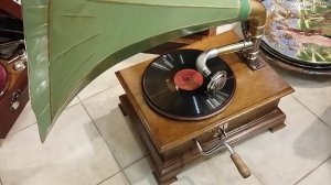 Романс "Очи черные", граммофон фабрики Юлiй Генрихъ Циммерманъ