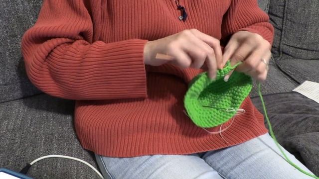 Crocheting a grinch head time lapsed