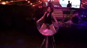 Девушка в бокале на праздник в Москве | bravomos.ru