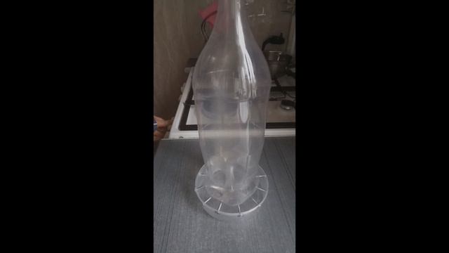 УДОБНАЯ КОРМУШКА ДЛЯ ЦЫПЛЯТ. СВОИМИ РУКАМИ ЗА 15 МИНУТ!!!