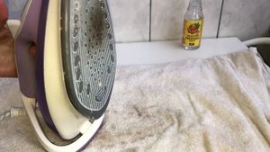 ПОЧИСТИТЬ УТЮГ , НЕ БРЫЗГАЕТ , ОСТАВЛЯЕТ ГРЯЗНЫЕ ПЯТНА