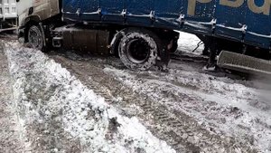 Урал завалило снегом! Трасса М5 снежный коллапс! Закрыли дорогу, помощь на дорогах!