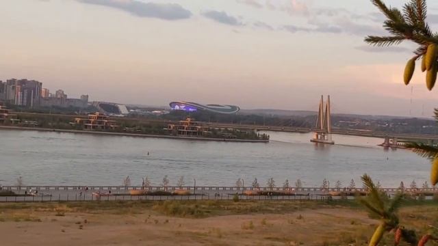 Picking wild strawberries at the dacha｜ダーチャで野苺摘み смотреть онлайн