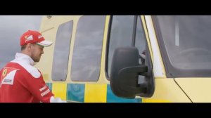 Пилот F1 против водителя скорой помощи