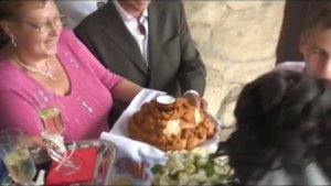 Встреча молодожёнов с караваем