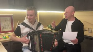 А я иду шагаю по Москве! Гармонист Павел Фомин и актёр Иван Кокорин!