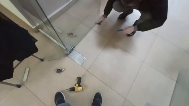 Простая регулировка цельно стеклянной двери за даром... #секретыоконщика