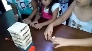 Jogando Jenga Boom com a prima Maria Clara.