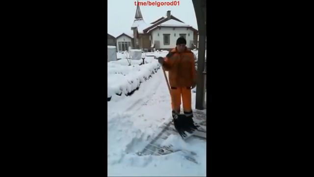 Дворники из «Белгорблагоустройства» чистят снег во дворе у заммэра Веретенникова смотреть онлайн