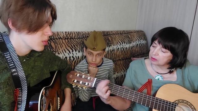 Поём с внуками: "Здесь птицы не поют..." смотреть онлайн