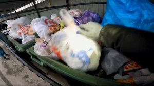 Как я зарабатываю лазая по мусоркам ? Dumpster Diving RUSSIA #67