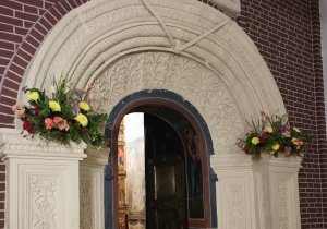 Оформление цветами входных ворот храма.mp4