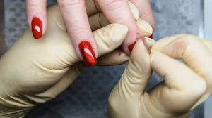 Дизайн гель-лаком с красным витражем и фольгой. Литье на ногтях.