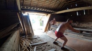 Перевозка слэбов красного дерева и марёного дуба в другое место хранения,  естественная сушка дерев