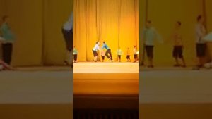 Вьетнамский танец с бамбуками