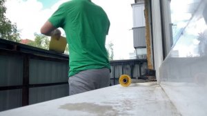 Застеклили балкон и лоджию. Покрасили каркас на балконах. Уборка перед заливкой полов.