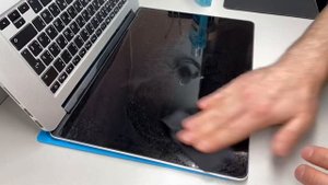 Снимаем антибликовое покрытие с экрана MacBook Pro!